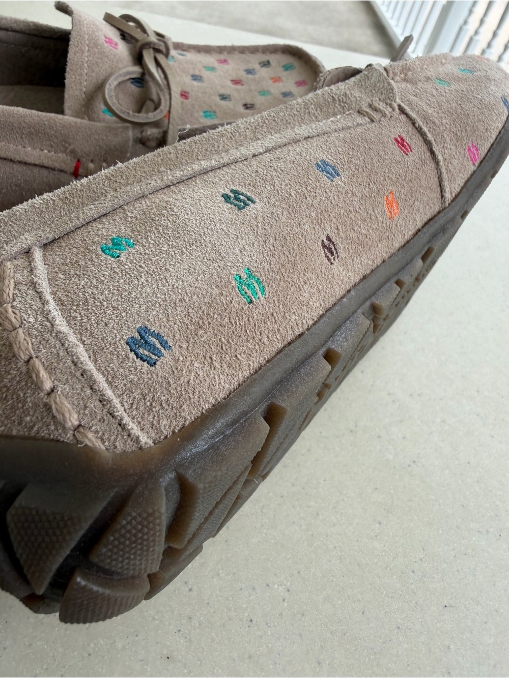 New Minnetonka Women's Moc Print Loafers Sand Suede Size 9 M - Picture 8 of 16